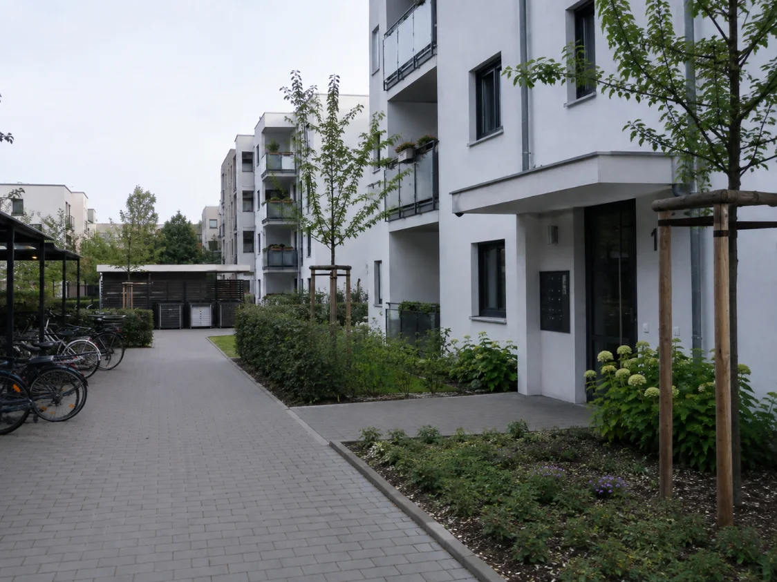 gepflegter Eingangsbereich außen